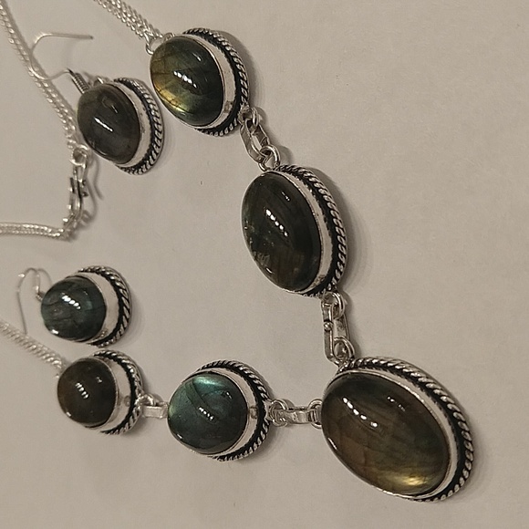 Labradorite necklace and earrings - Picture 1 of 8